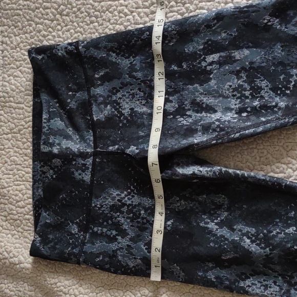 Alo Yoga XS Capri Snakeskin Print Leggings - Picture 6 of 13